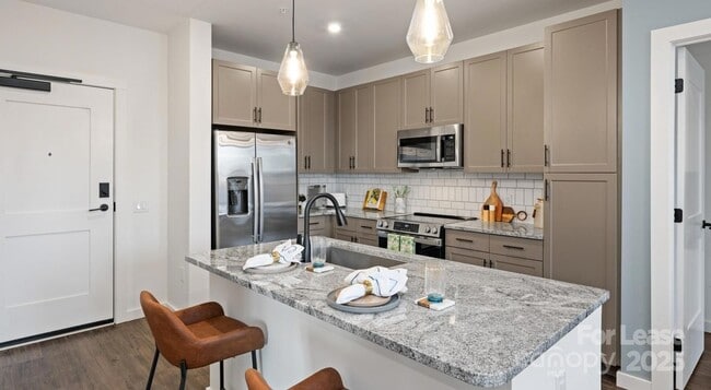 Building Photo - 515 Royal Ct