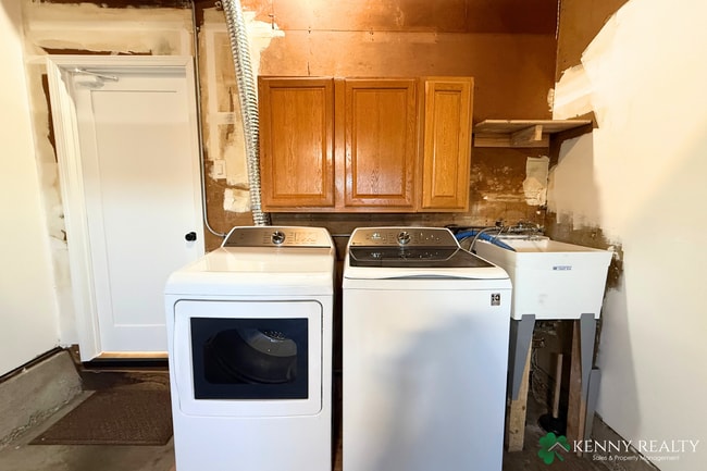 Building Photo - Recently Remodeled 3 Bedroom Corner Home i...