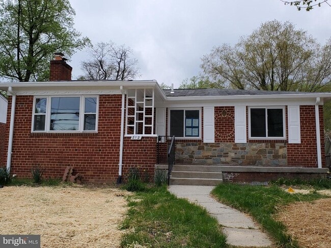 Building Photo - 212 N Van Buren St