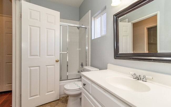Building Photo - Spacious 6 Bedroom Home With Huge Backyard!