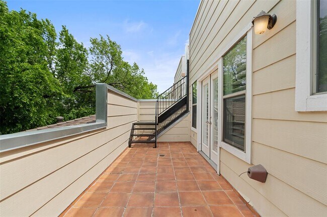 Building Photo - 1115 Kinney Ave
