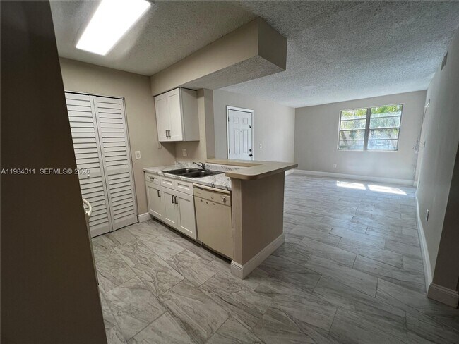 Building Photo - 1247 SW 46th Ave