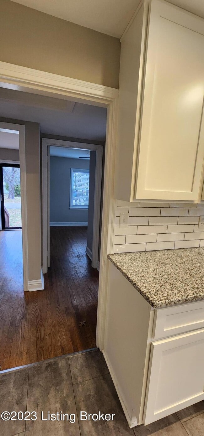 Building Photo - 208 Colonial Dr