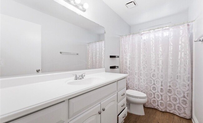 Building Photo - 897 Digby Dr