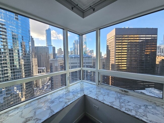 Building Photo - 512 N McClurg Ct