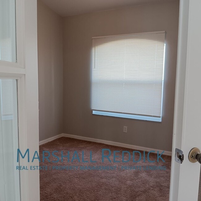 Building Photo - Pool Home 3 Bedroom,with a Den 2 Bath in d...