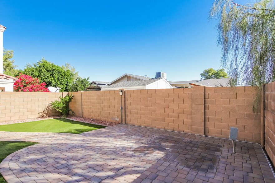 Building Photo - 1750 W Union Hills Dr