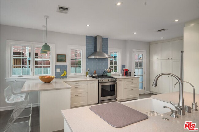 Building Photo - 513 N Mansfield Ave