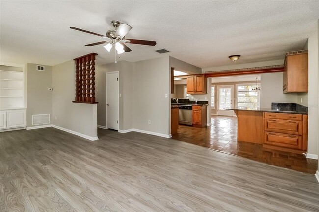 Building Photo - 5133 Oak Hill Dr