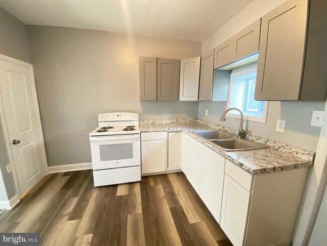 Building Photo - 3050 Hartville St