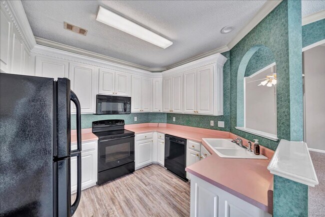 Building Photo - Country Club Living