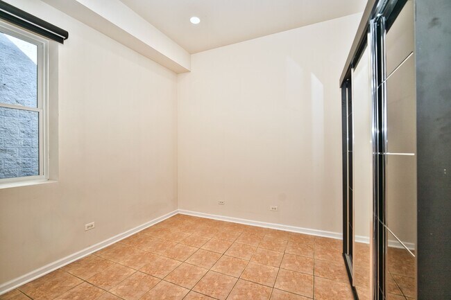 Building Photo - 2317 W Wolfram St