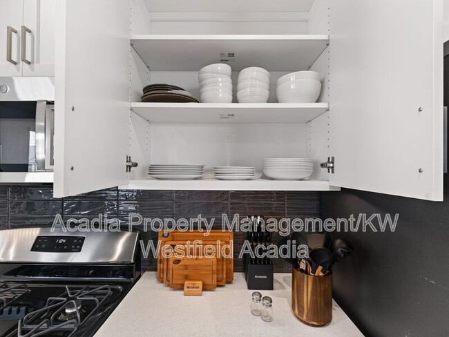 Building Photo - 608 1760 N