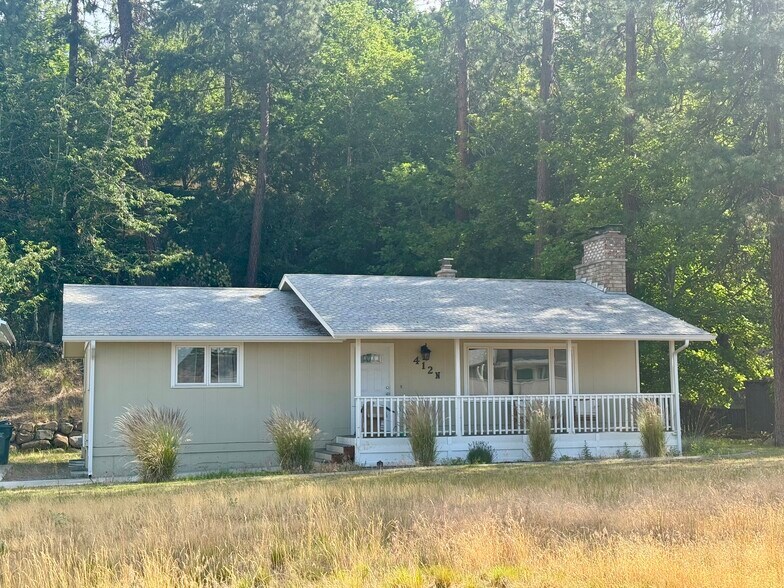 Primary Photo - 412 N Lilac Ln