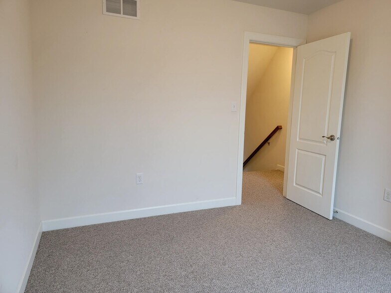 Building Photo - 5231 Summerfield Dr