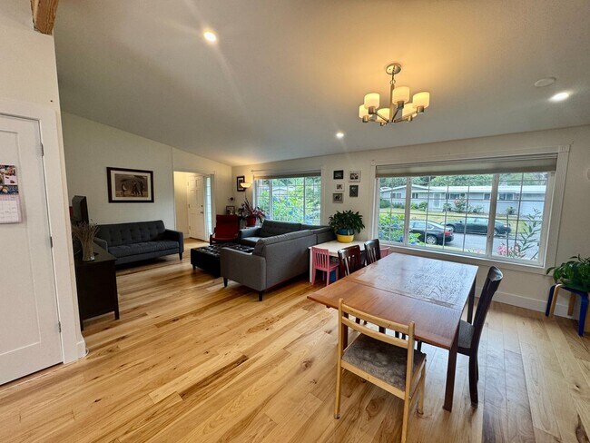 Building Photo - Fantastic Rambler in Lake Hills with A/C!