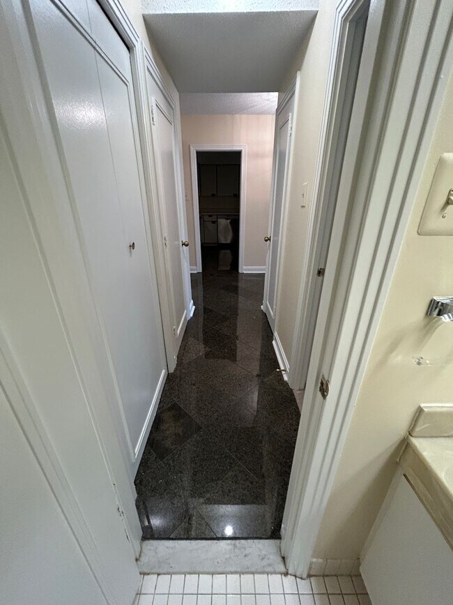 Building Photo - Nice One Bed + One Bath in Luxury Secure Doorman Bldg