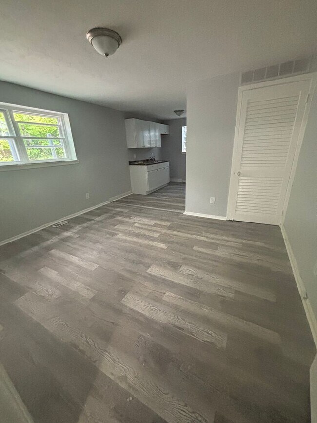 Building Photo - No security Deposit - Studio Apt near Shak...
