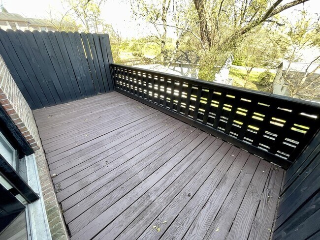 Building Photo - 1642 Hillwood Dr