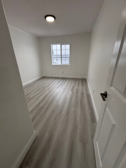 Building Photo - 2429 E 110th St