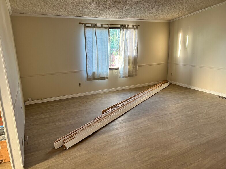 Family room Baseboard in room will be installed in unfinished rooms. - 917 Castle Rock St