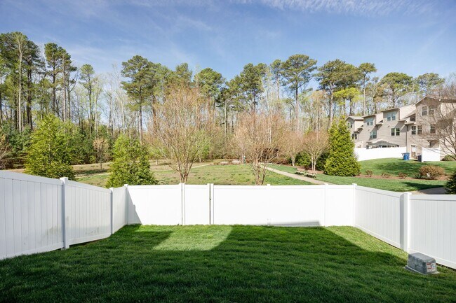 Building Photo - 3 Bedroom Corner Townhome!!! Available Early-Mid April****