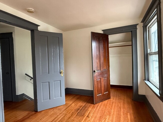 Building Photo - NICE 3 BEDROOMS WITH FULL BATH MOVE-IN READY!