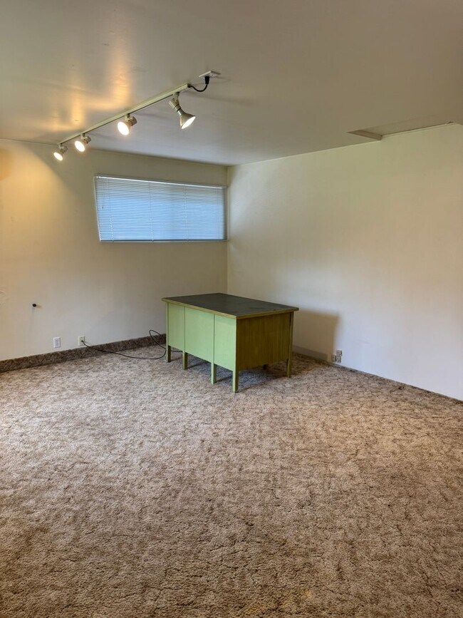 Building Photo - 1270 W Hilliard Ln