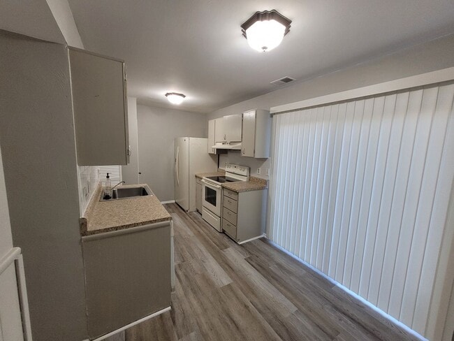 Building Photo - Townhouse in the Heart of Virginia Beach!