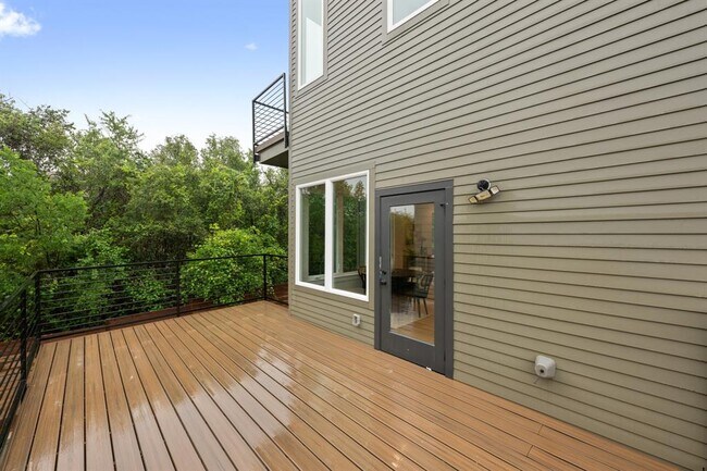 Building Photo - 2309 Montopolis Dr