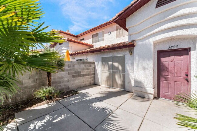 Building Photo - Move in now to this beautiful 2 story 3 bed 2.5 bath townhome near the Lakes area!