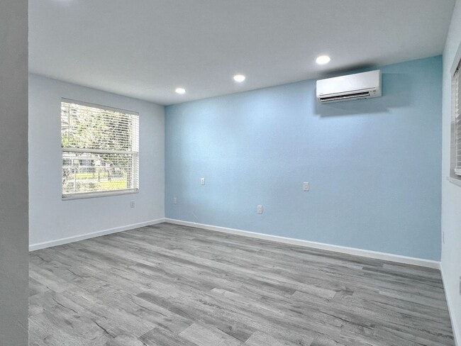 Building Photo - Charming Three-Bedroom Home