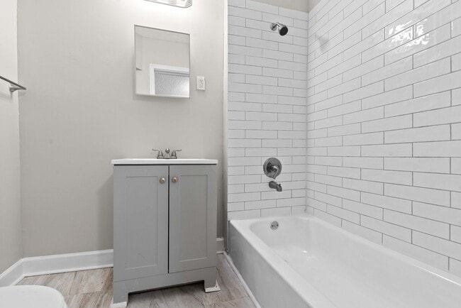 Building Photo - **Move in ready 3/2 Single Family home 32208