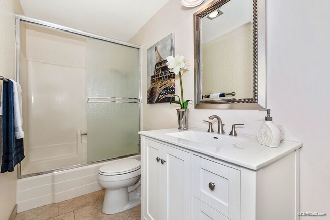 Hall bath - 10323 Caminito Aralia