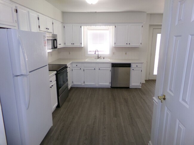 Building Photo - Well-kept 3 bedroom 2 1/2 bath home in the heart of Clemmons