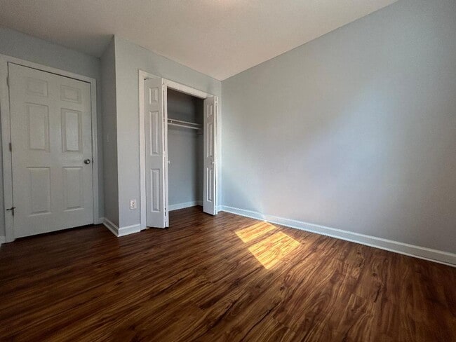 Building Photo - Spacious 3 bed Town Home!