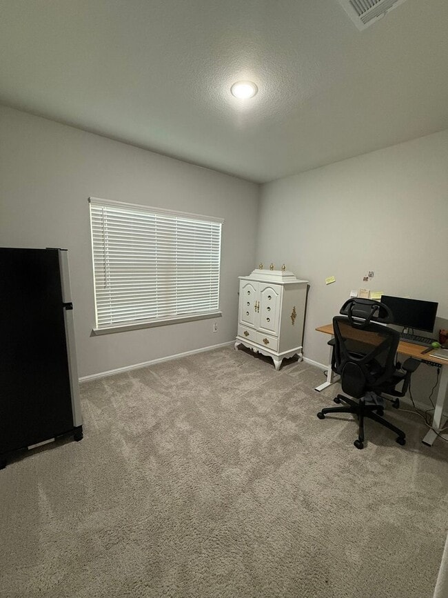 Building Photo - Spacious 5BR House in Pilot Point
