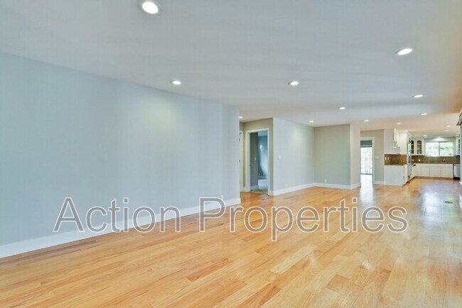 Building Photo - 261 Langton Ave