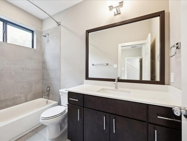 Building Photo - 3212 N MacGregor Way