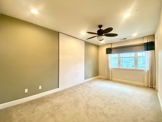 Building Photo - Pleasanton Andares townhouse 3 BD + office...