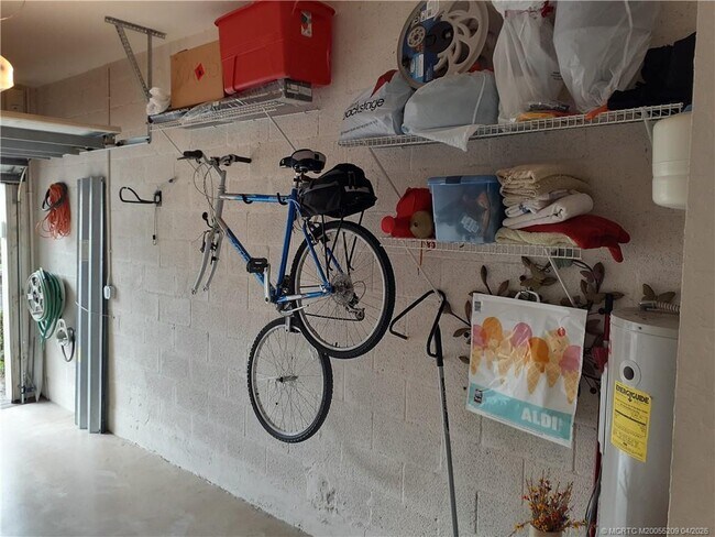 Building Photo - 1571 SE Hampshire Way