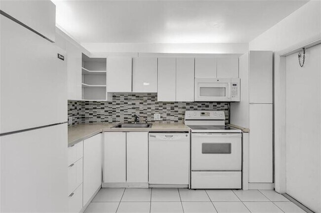 Building Photo - 3100 N Palm Aire Dr
