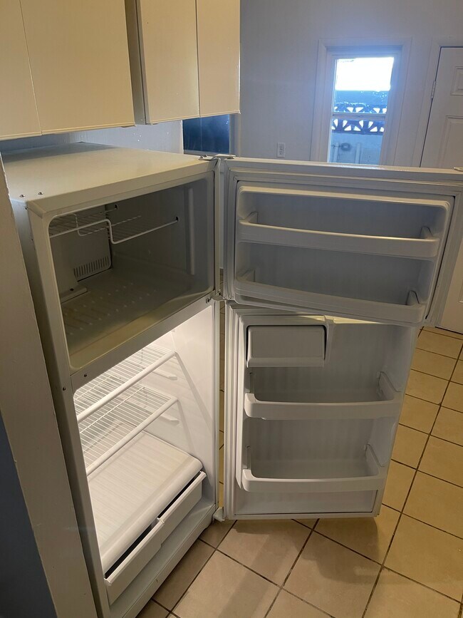 Building Photo - 2121 Ballard Dr