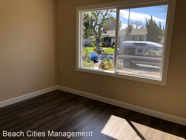 Building Photo - 3 br, 1 bath House - 213 E 45th Street