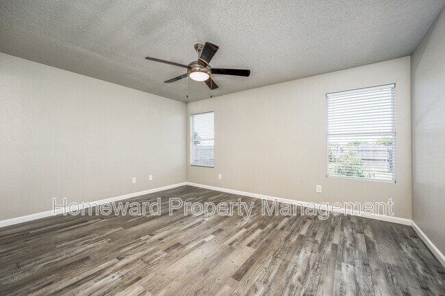 Building Photo - 121 Thoroughbred Dr