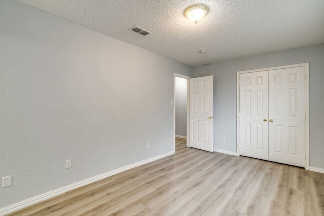 Building Photo - Spacious Well Maintained 2 Bed- 2.5 Bath T...