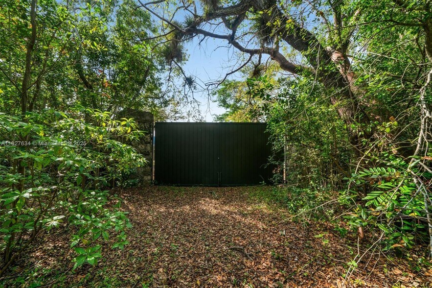 Building Photo - 9000 Arvida Dr
