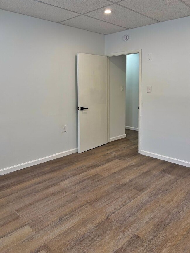 Building Photo - 1002 S 6th St