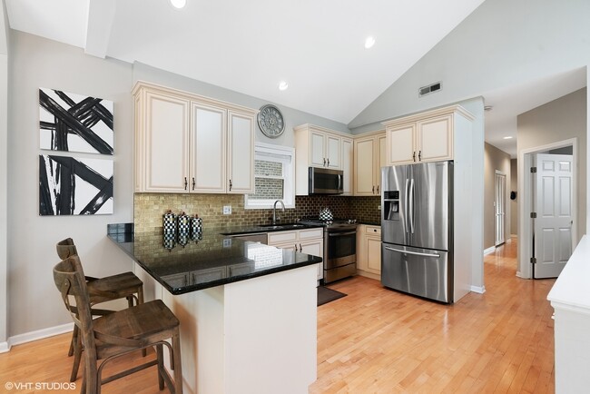 Building Photo - 840 N Wood St