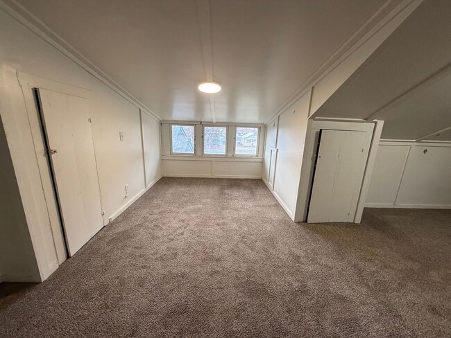 Building Photo - 3 bed/1 bath house